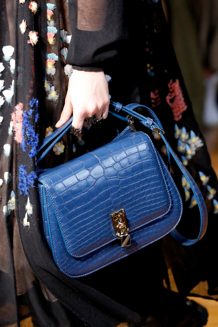 синяя сумка из коллекции Valentino 2017