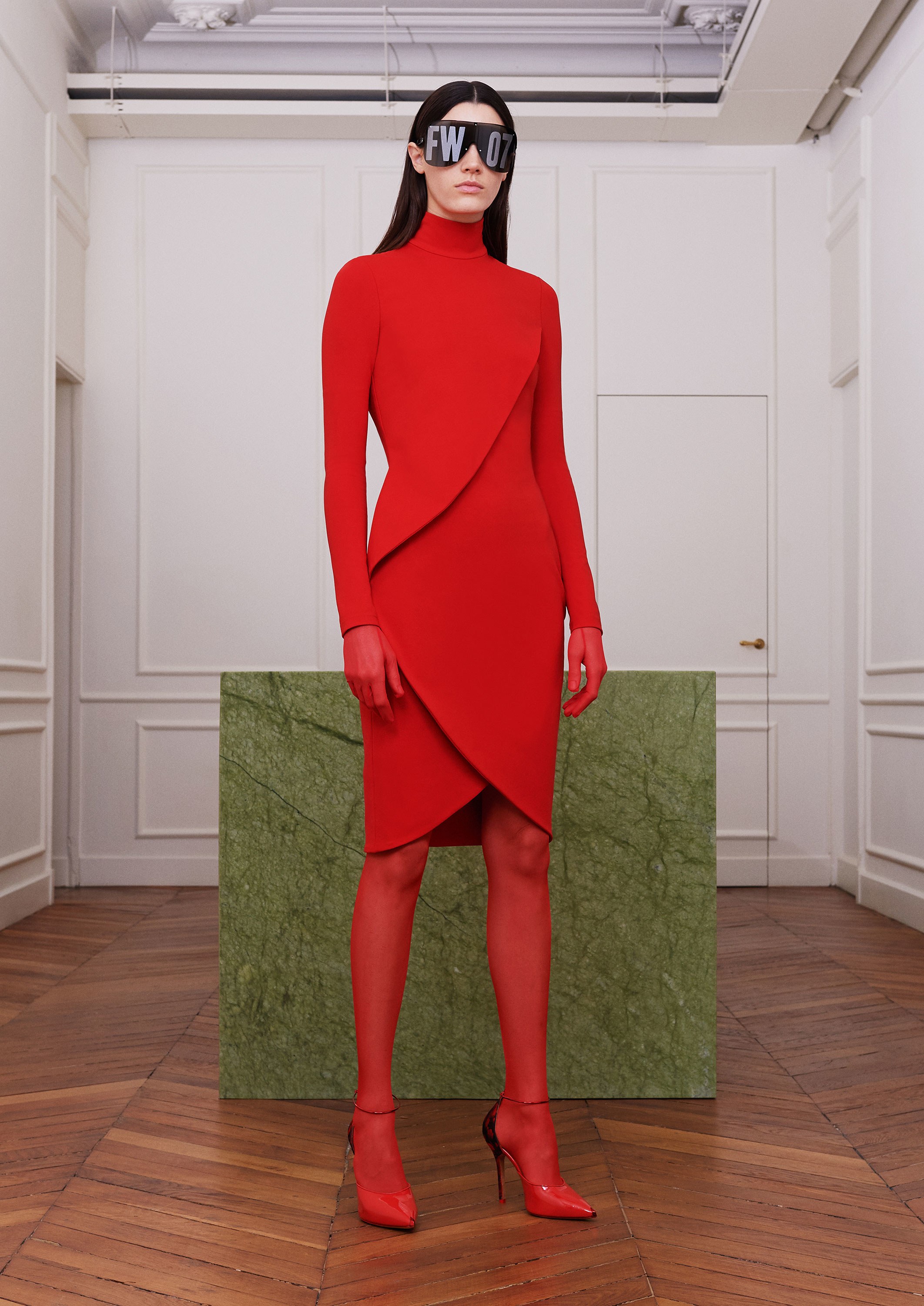 минималистичное красное платье футляр